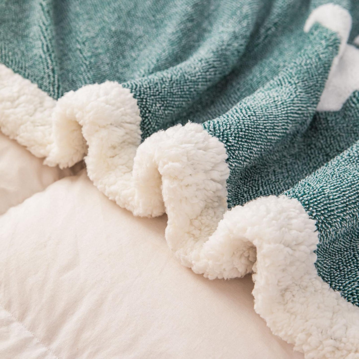 Patura groasa Cocolino cu blăniță, 200x230, Model Fluturi 3D, Verde, cod PTR12