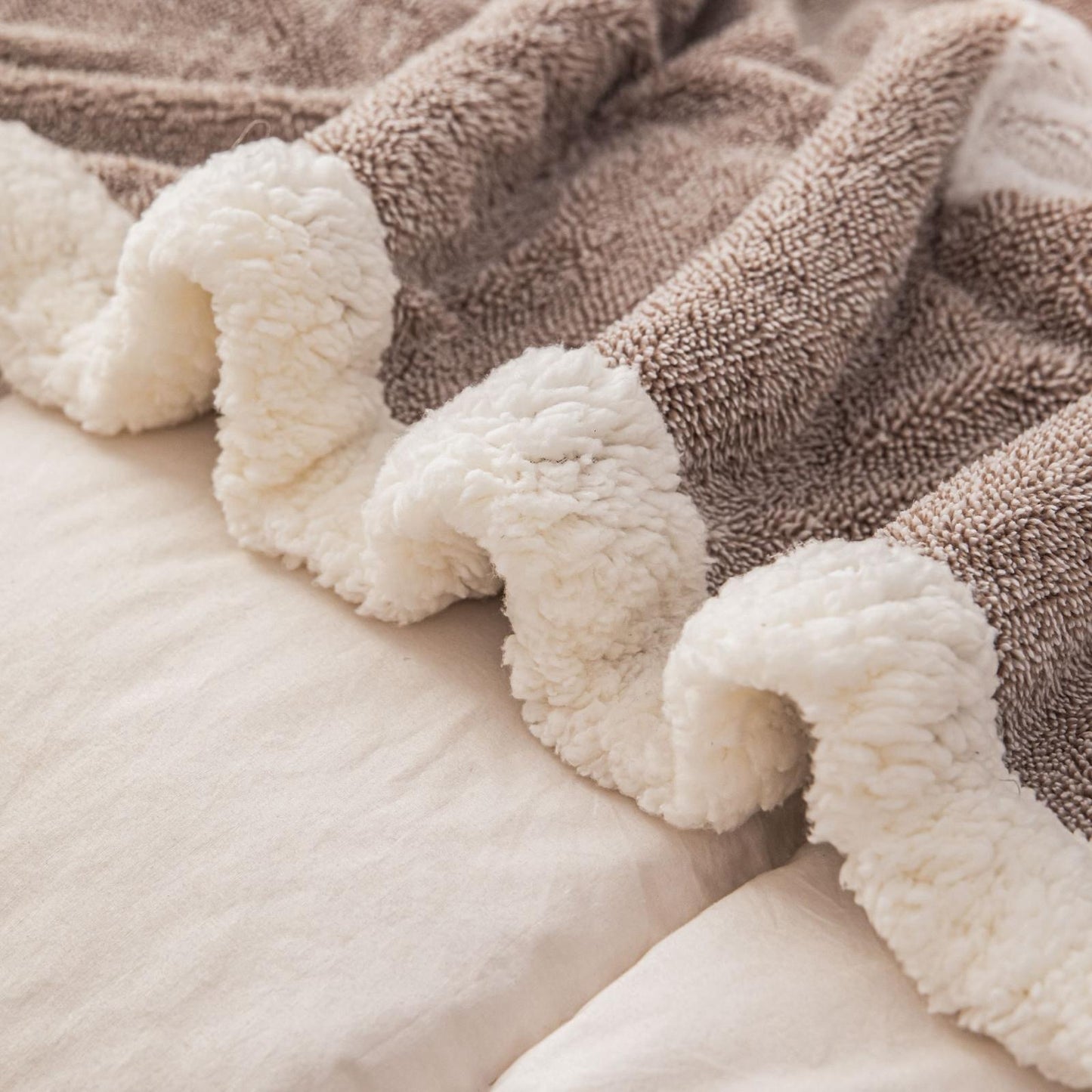 Patura groasa Cocolino cu blăniță, 200x230, Model Fluturi 3D, Maro, cod PTR11