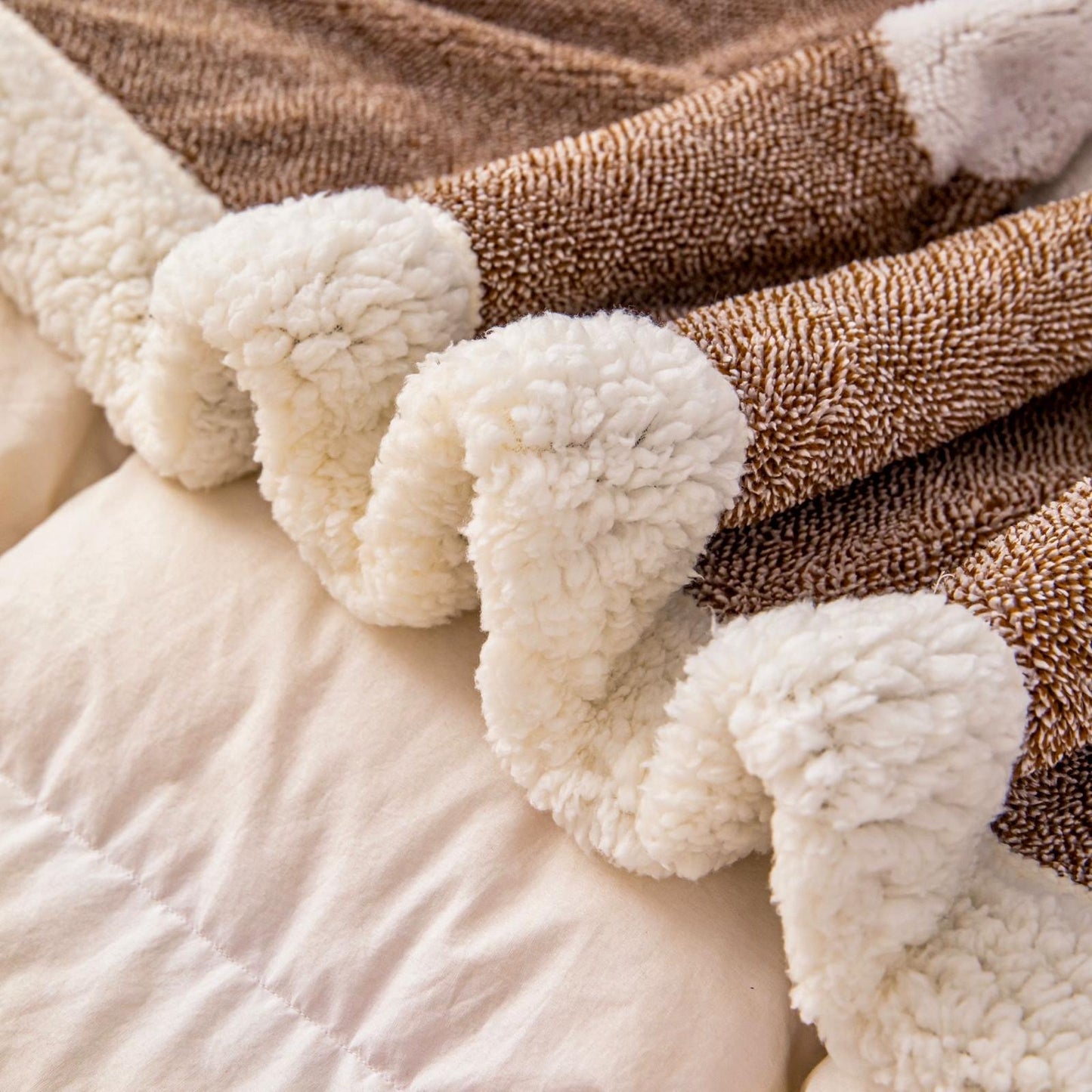 Patura groasa Cocolino cu blăniță, 200x230, Model Fluturi 3D, Maro închis, cod PTR17