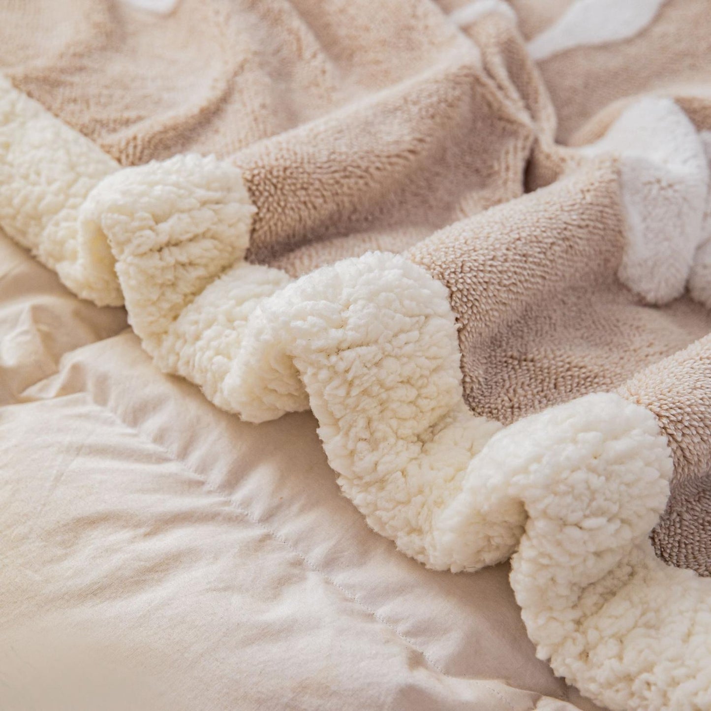 Patura groasa Cocolino cu blăniță, 200x230, Model Fluturi 3D, Bej, cod PTR13