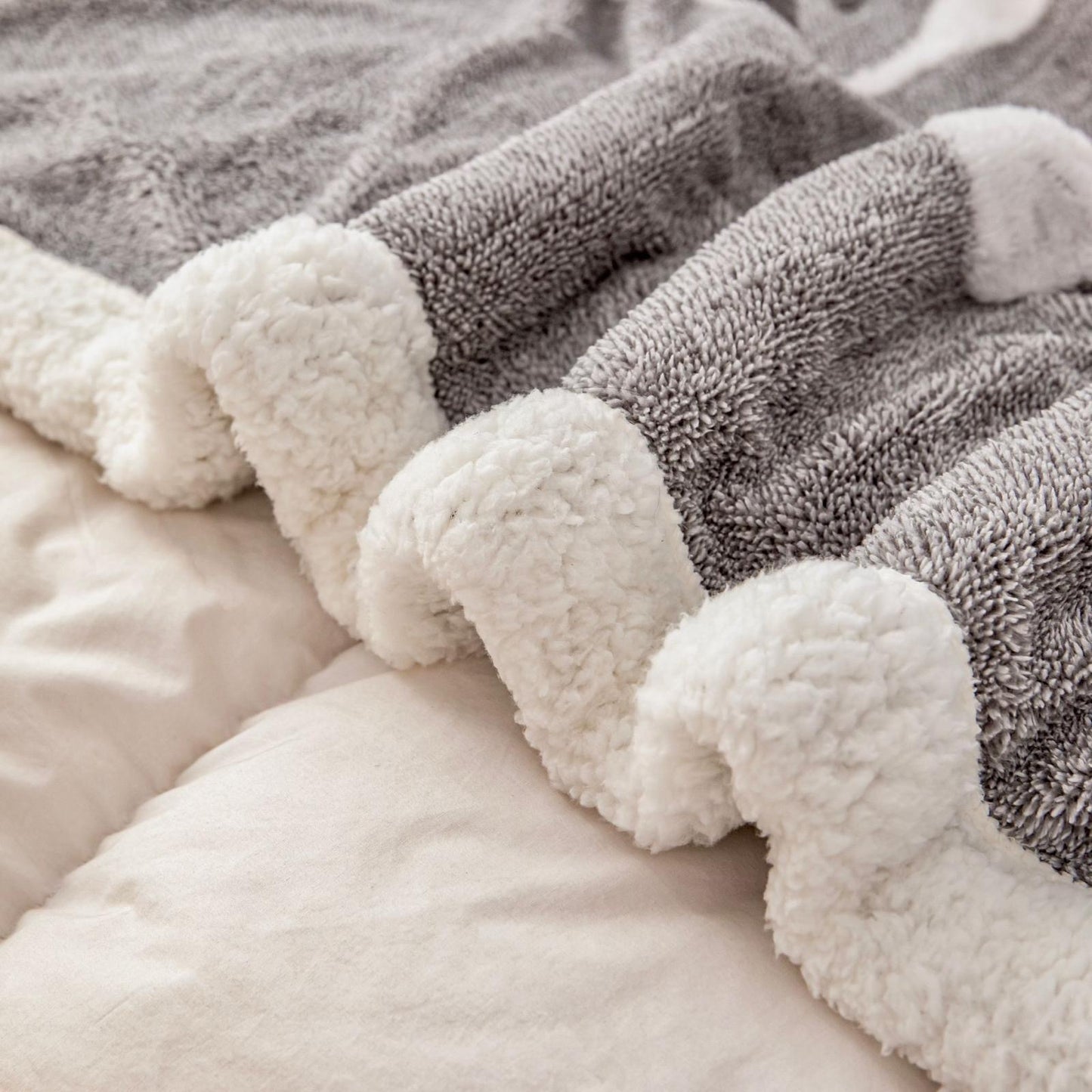 Patura groasa Cocolino cu blăniță, 200x230, Model Fluturi 3D, Gri, cod PTR14