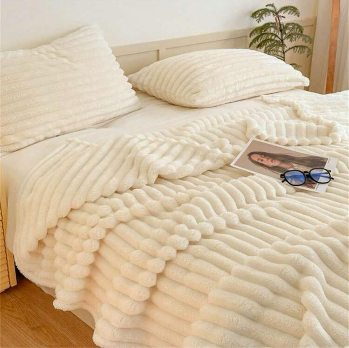 NOU ! Pătură Blană de Iepure + 2 fețe de pernă , Cocolino , CREM