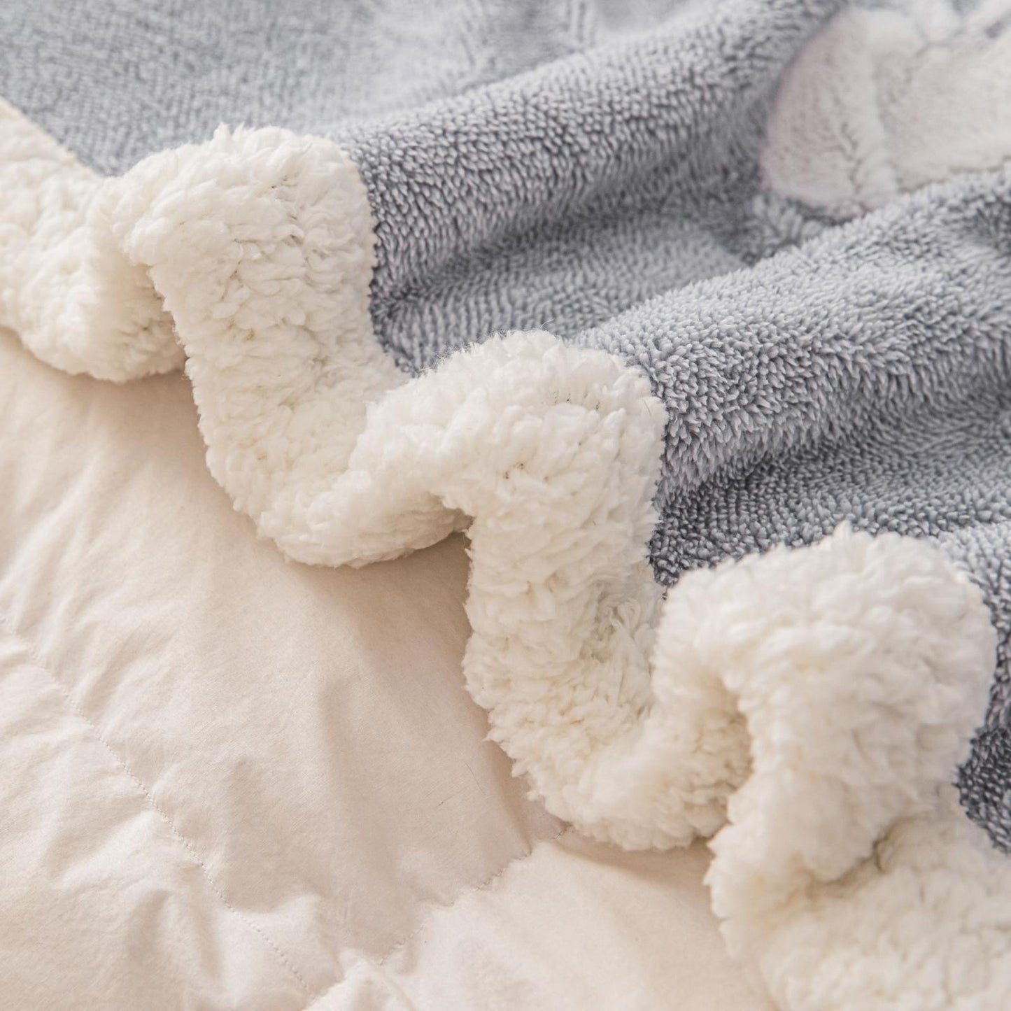 Patura groasa Cocolino cu blăniță, 200x230, Model Fluturi 3D, Gri deschis, cod PTR16