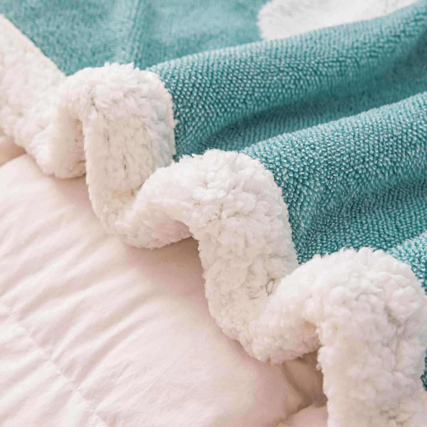 Patura groasa Cocolino cu blăniță, 200x230, Model Fluturi 3D, Turcoaz, cod PTR18