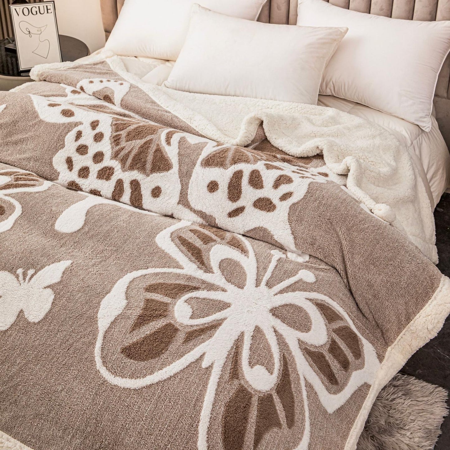 Patura groasa Cocolino cu blăniță, 200x230, Model Fluturi 3D, Maro, cod PTR11