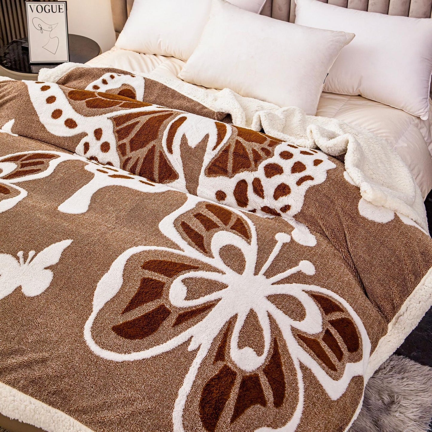 Patura groasa Cocolino cu blăniță, 200x230, Model Fluturi 3D, Maro închis, cod PTR17