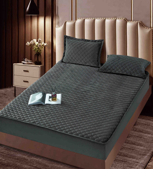 Husă Catifea TOPPER cu Elastic + 2 fețe de pernă, 160x200, Gri-închis . HT06