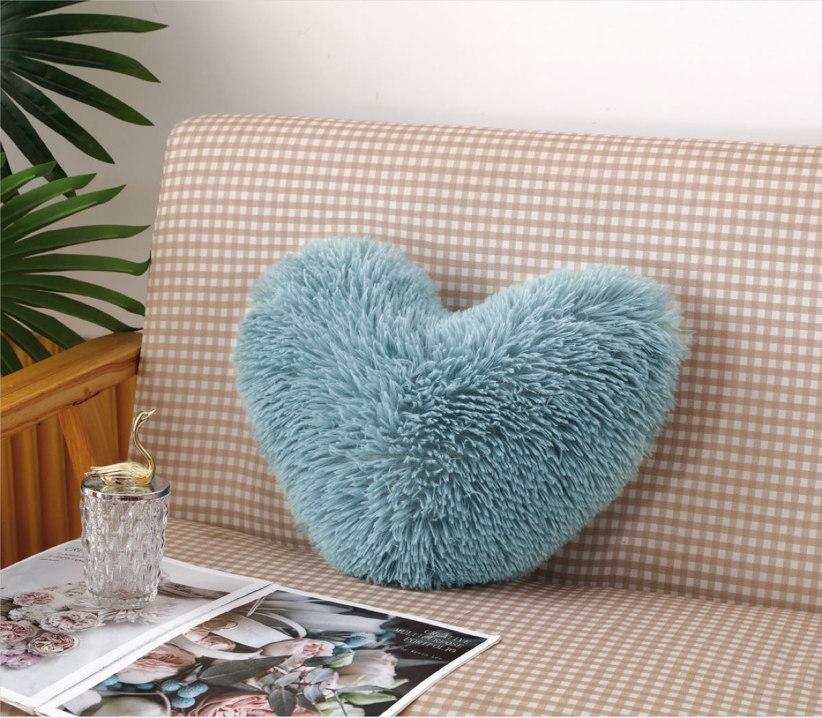 Perna decorativa fluffy , albastra